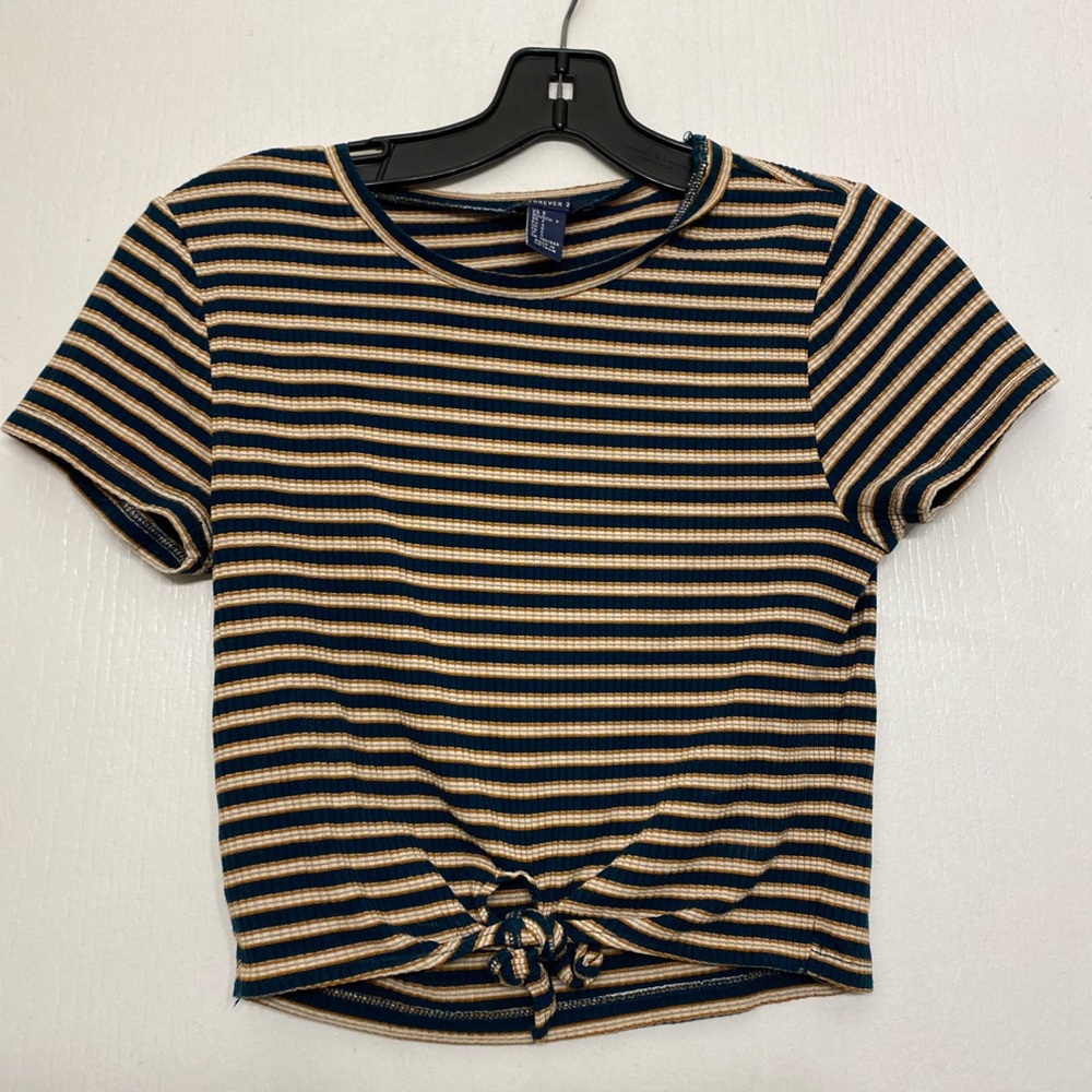 Tie off slightly cropped t-shirt